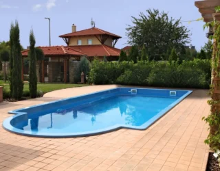 Poolarten im Überblick: Beton-, Fertig- und aufblasbare Pools