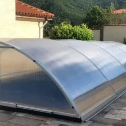 Teleskopische Polycarbonat-Überdachung über einem Pool im Hof