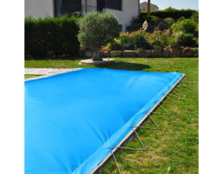 Winterabdeckung Air Protect Uni auf einem rechteckigen Pool montiert