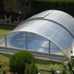 Geschlossene Poolüberdachung Trend Olymp über einem Pool im Garten