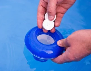 Grünes Wasser im Pool